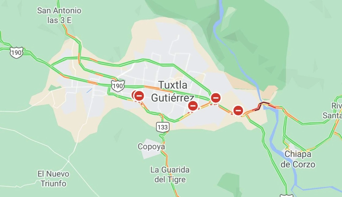 Habitantes de cuatro municipios cerraron la vía que comunica a Chiapa de Corzo con Tuxtla Gutiérrez y el aeropuerto “Ángel Albino Corzo” para exigir la pavimentación de una carretera. Imagen tomada de Google Maps