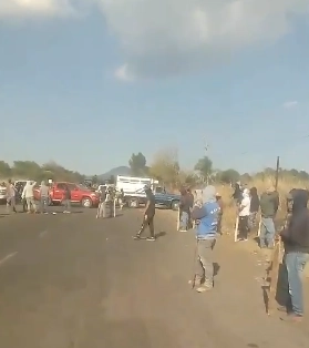 -Habitantes de la región de Los Reyes, bloquearon la carretera que comunica esta demarcación con Jacona para exigir a las autoridades federales y estatales la aparición con vida de dos comuneros. Foto X @PavelUlianov
