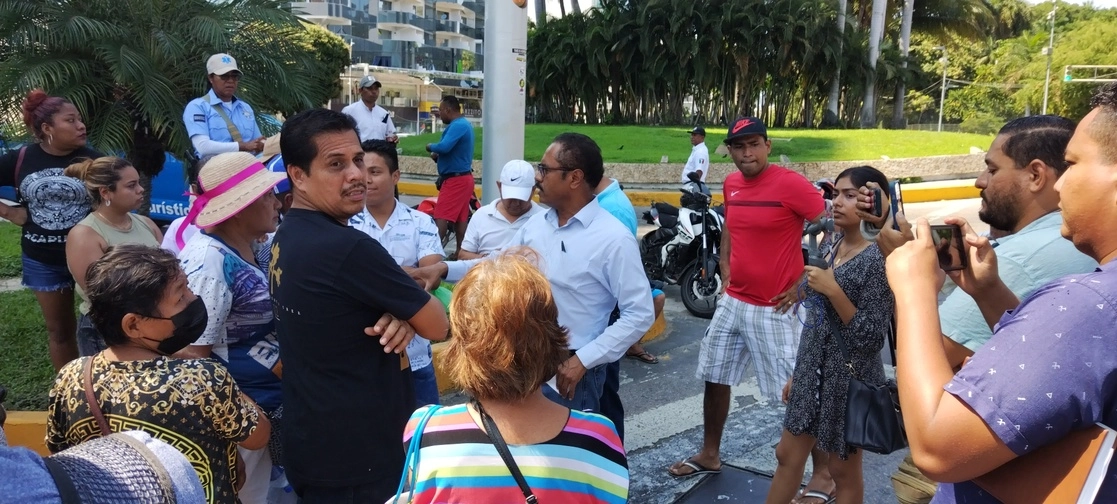 Personas que compraron boletos para un concierto que fue cancelado, bloquearon la Costera Miguel Alemán, en Acapulco, Guerrero, para exigir la devolución del dinero de las entradas. Foto La Jornada