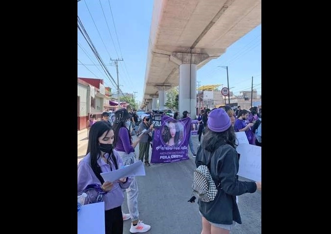 Familiares y amigos se manifestaron ayer en Tláhuac para exigir se acelere la búsqueda de Perla Cristal Gaviña. Foto 'La Jornada'