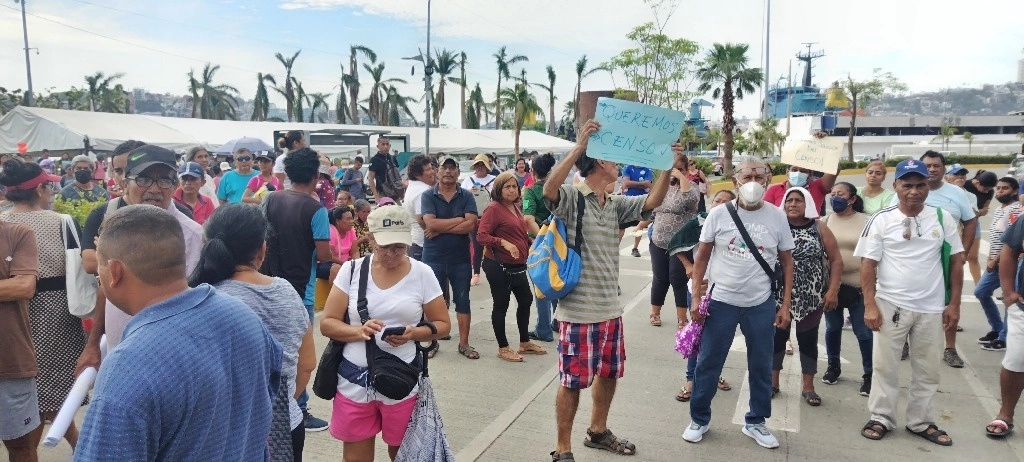 Unas 200 personas bloquean la Costera Miguel Alemán de Acapulco para exigir su inclusión en el censo de afectados por 'Otis', el 27 de noviembre de 2023. Foto Héctor Briseño