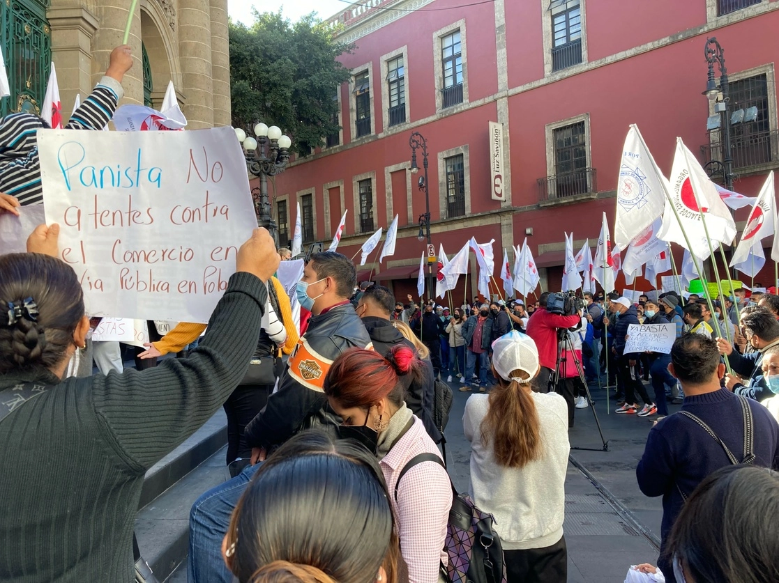 Comerciantes de la Alianza de Organizaciones Sociales protestan frente al Congreso de la Ciudad de México, el 3 de febrero de 2022. Foto Ángel Bolaños