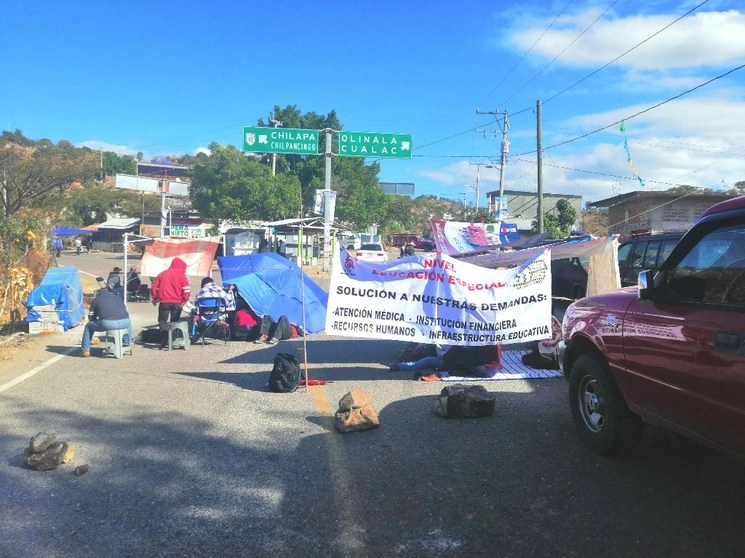 Bloqueo en el crucero conocido como Tres Caminos, en la carretera federal Chilpancingo-Tlapa. Foto Sergio Ocampo