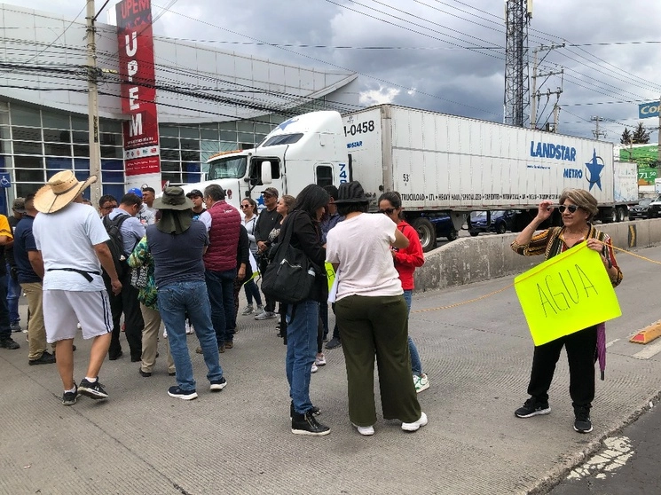 Los colonos denunciaron que desde el pasado jueves se canceló el suministro de agua. Foto Javier Salinas