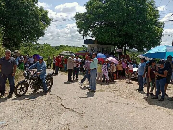Habitantes protestan en el predio donde se pretende instalar un relleno sanitario regional, en Nanchital, Veracruz. Foto ‘La Jornada’