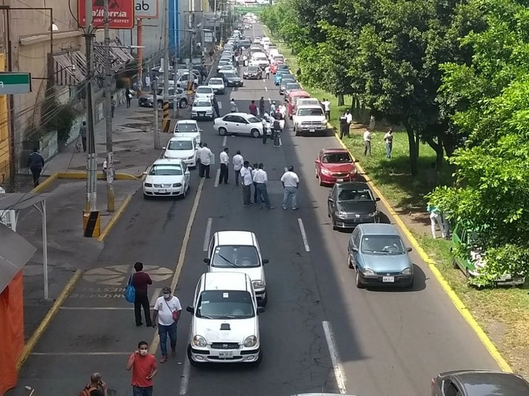 Taxistas bloquearon ambos sentidos de la Avenida Central para exigir apoyos económicos ante la crisis del Covid-19. Foto Javier Salinas Cesáreo
