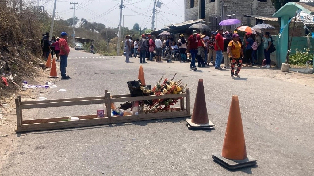 Los colonos aseguraron que al día, poco más de 30 pipas acuden a cargar en el sistema de bombeo, pero señalaron que en sus colonias carecen de agua desde hace más de dos meses a pesar de que se ubican a un kilómetro del depósito de agua. Foto La Jornada.
