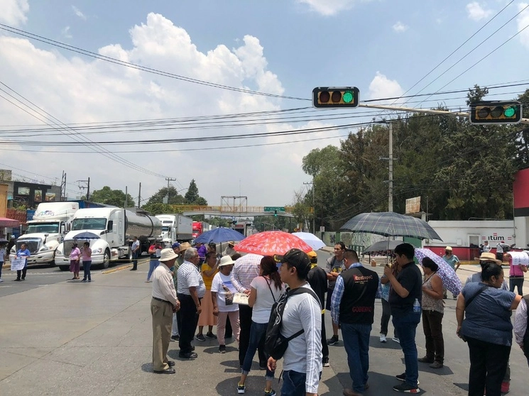 Los vecinos de la comunidad El Carmen realizaron un bloqueo sobre la avenida Revolución para exigir el abasto de agua potable. Foto La Jornada