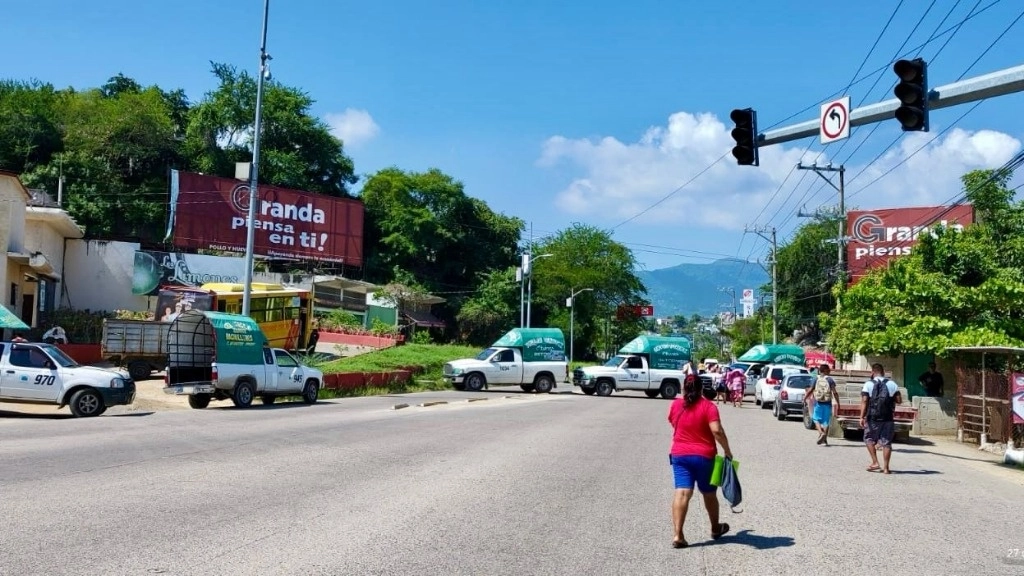 Los manifestantes atravesaron camionetas de rutas alimentadoras del transporte público desde aproximadamente las 10 de la mañana. Foto tomada de X.