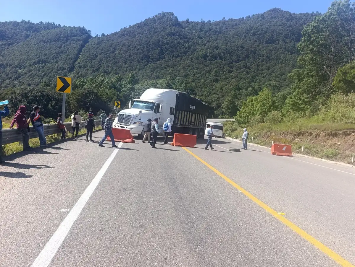 Maestros adheridos a la CNTE bloquean distintos puntos carreteros en Chiapas, entre ellos las entradas y salidas poniente y oriente de Tuxtla Gutiérrez, el 17 de octubre de 2025. Foto 