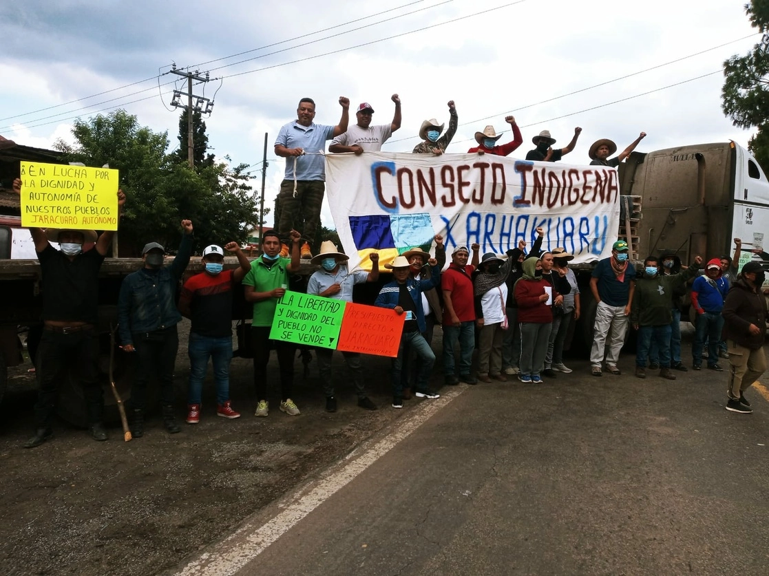 El Consejo Supremo Indígena de Michoacán organizó a autoridades de medio centenar de pueblos, quienes realizan los bloqueos en cuatro vías de la entidad, el 9 de agosto de 2022. Foto cortesía CSIM
