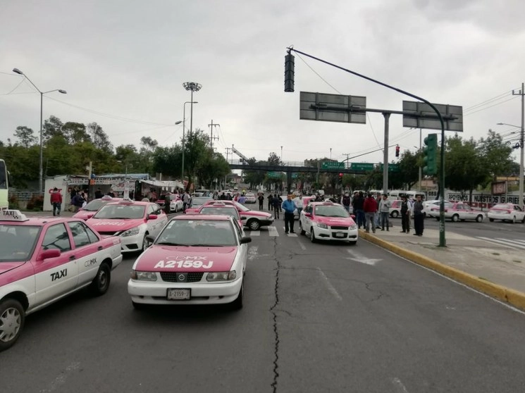 Bloqueo en Sur 122 y Río Tacubaya en Álvaro Obregón. Foto cortesía de los taxistas 