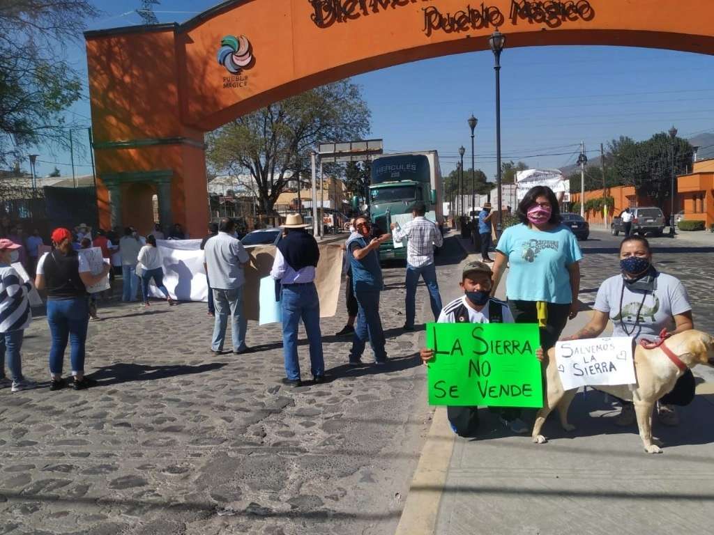 Con la consigna "La tierra no se vende" vecinos de Tepotzotlán cerraron de manera intermitente el acceso al centro del municipio. Foto La Jornada 