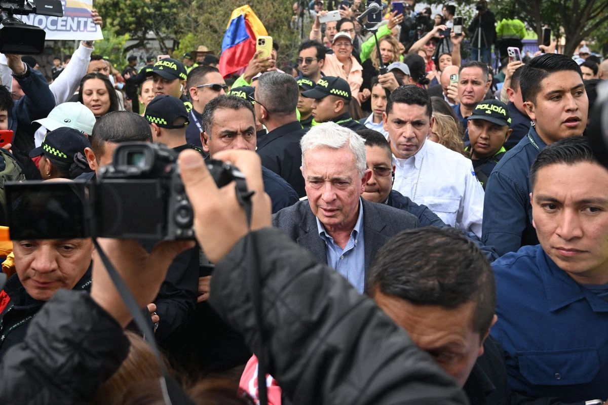 El ex presidente colombiano Álvaro Uribe Vélez llega al lugar donde el candidato presidencial colombiano Miguel Uribe fue baleado durante su campaña el 7 de junio, en el barrio Modelia de Bogotá, el 23 de agosto de 2025. 