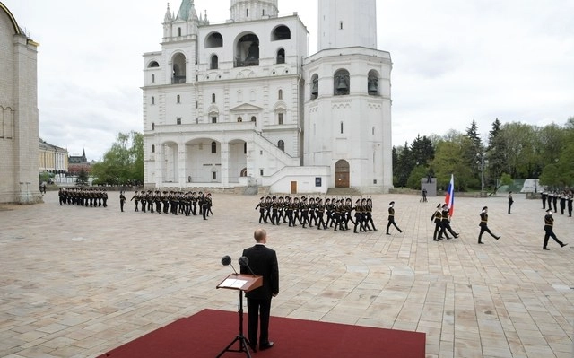 El presidente de Rusia, Vladimir Putin observa a la Guardia de Honor durante el 75 aniversario del ‘Día de la Victoria’. Foto Ap