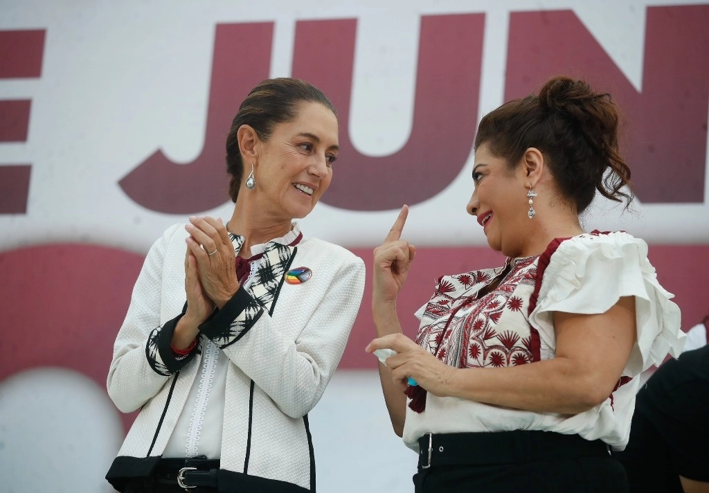 La aspirante presidencial visitó ayer la alcaldía Iztapalapa, donde recalcó que los adversarios “no están cruzados de brazos”. Horas antes, se reunió con integrantes de ella FSTSE, quienes le dieron su apoyo. Foto Cristina Rodríguez 




