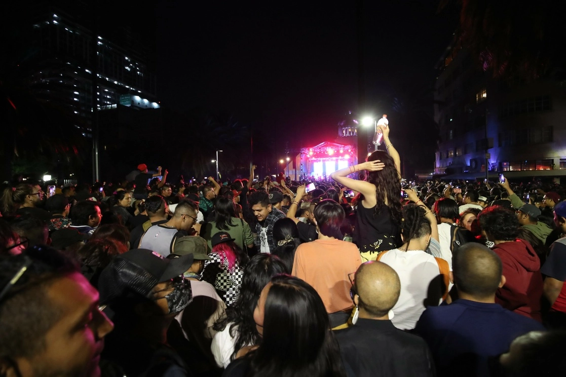 Asistentes al festival en apoyo a la revocación de mandato de Andrés Manuel López Obrador, en el Monumento a la Revolución. Foto Yazmín Ortega Cortés