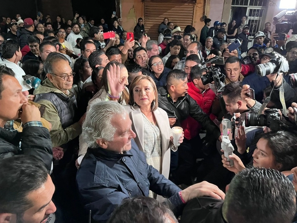 Sin la presencia de los dirigentes nacionales del PAN, PRI y PRD, Gálvez estuvo acompañada de Santiago Creel, de legisladores federales por Zacatecas y de líderes de estos partidos en la entidad. Foto Néstor Jiménez.