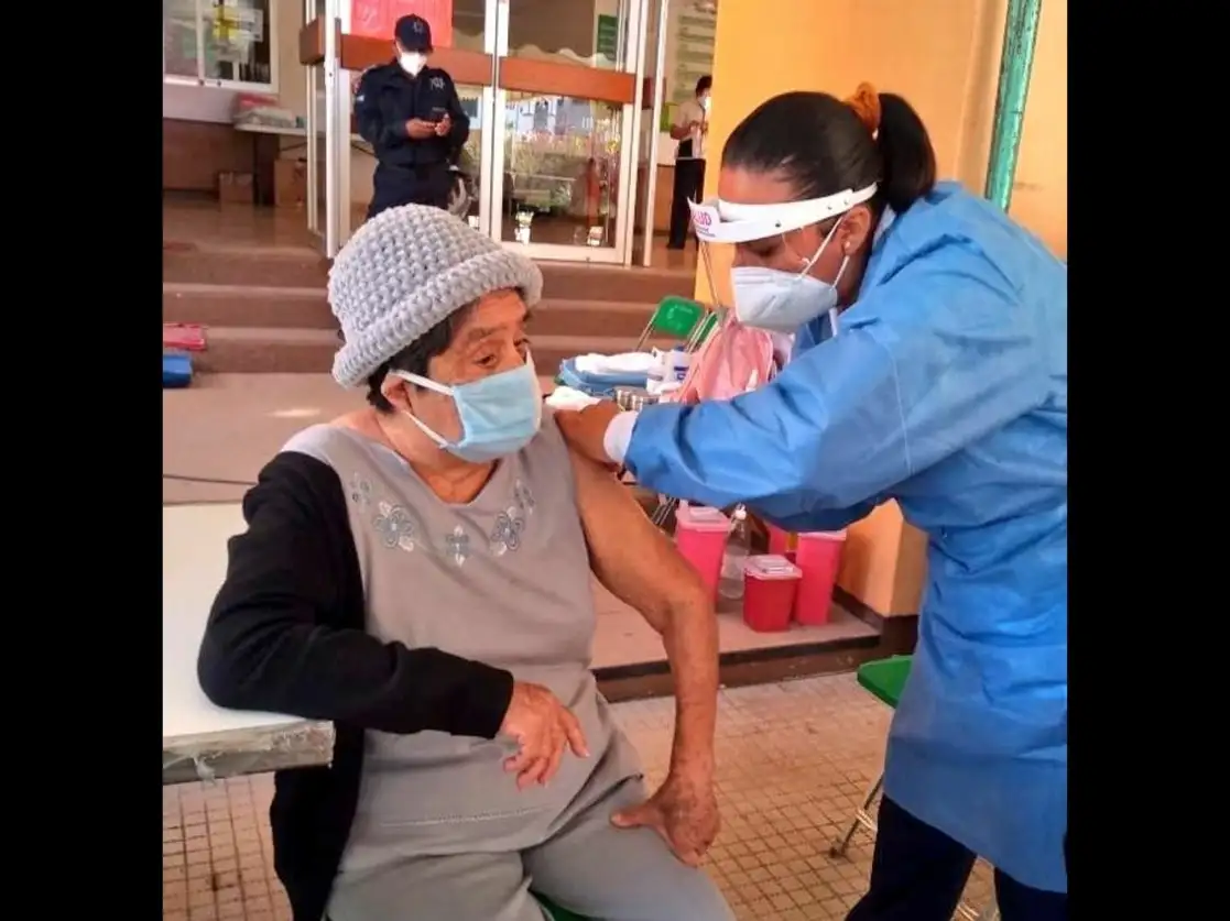 Ayer, durante la campaña de vacunación a adultos mayores contra Covid-19 en el estado de Oaxaca. Foto tomada del Twitter de @SSO_GobOax
