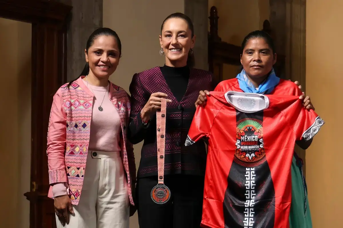Mirna Beatriz De la Cruz Álvarez, atleta y líder del proyecto “México Imparable”, Claudia Sheinbaum Pardo, presidenta de México, y María Lorena Ramírez Nahuechi, atleta y ultra maratonista rarámuri, durante la conferencia presidencial.
