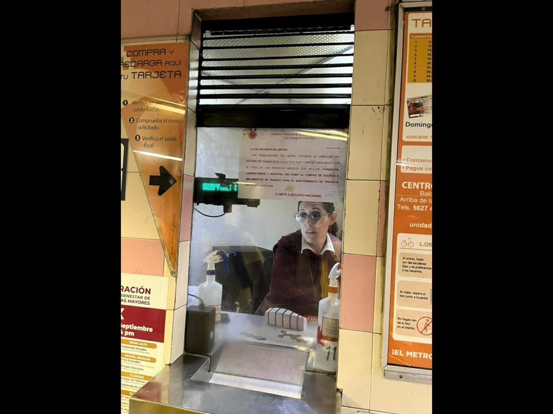 Los trabajadores del STC colocaron las pancartas y letreros con sus exigencias en diversos sitios de las estaciones, como las taquillas, el 10 de marzo de 2022. Foto Bertha Teresa Ramírez