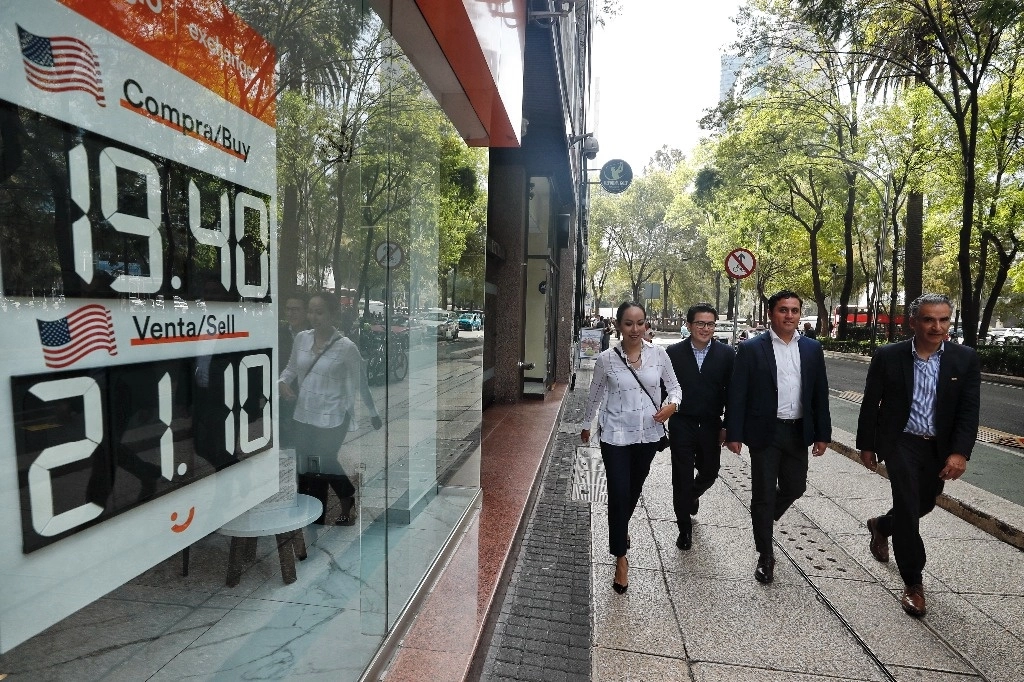 Cotización del dólar en un banco de CDMX en imagen de archivo. Foto Marco Peláez