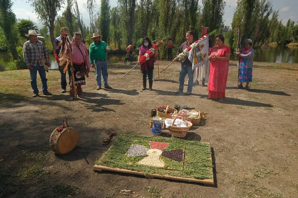 Agricultores de CDMX dieron inicio a la temporada de siembra con ceremonias simbólicas para bendecir sus campos y para pedir lluvias. Foto Bertha Teresa Ramírez
