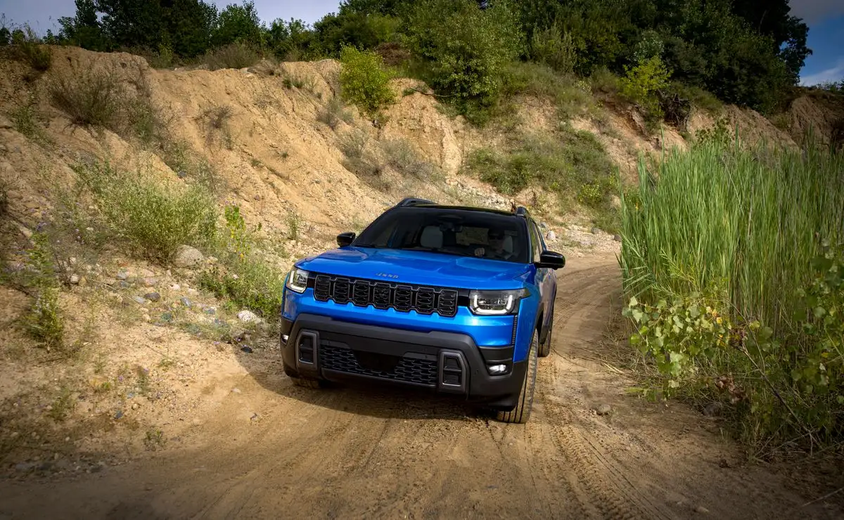 En el lanzamiento mundial del nuevo Cherokee 2026, Jeep dio a conocer que por vez primera, la marca equipa una motorización híbrida. Será producido en México, en la planta de Stellantis en Toluca, Estado de México. Foto 