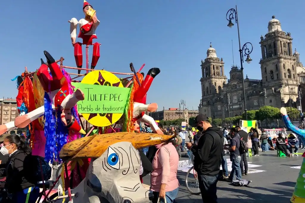 Protesta con cohetes de artesanos de Tultepec afuera del Palacio Nacional, en el Centro Histórico de la Ciudad de México, el 19 de abril de 2021. Foto Roberto García Ortiz 