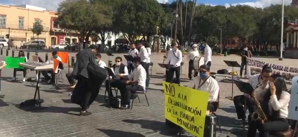 Los músicos cerraron la calle Sexta y tocaron danzones como medida de protesta para exigir que la agrupación siga completa. Foto Julia LeDuc