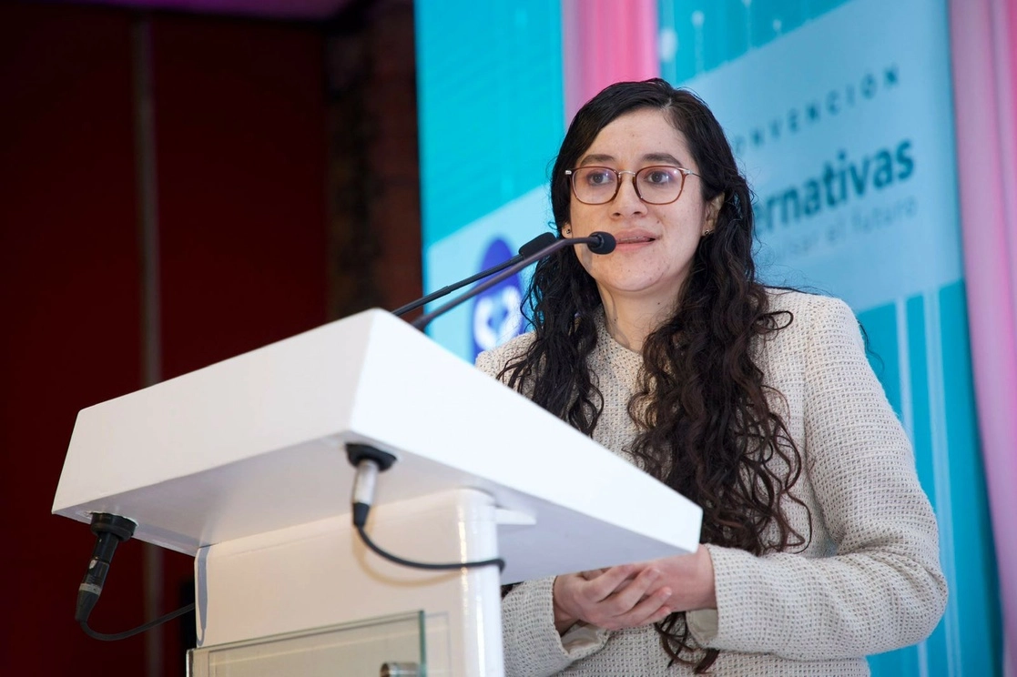 “Existe una enorme diferencia en el tipo de instrumentos que se utilizan, en el caso de las mujeres son las tarjetas de crédito o departamentales, para los hombres existe una mayor participación en créditos de nómina y personales”, dijo Socorro Mayex. Foto cortesía Amsofipo