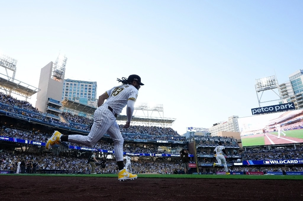 El disparo de 415 pies de Tatis aterrizó en el segundo piso del jardín izquierdo del Petco Park y provocó un frenesí entre la multitud de 47 mil 647 espectadores que agitaron toallas en el estadio. Foto Ap.