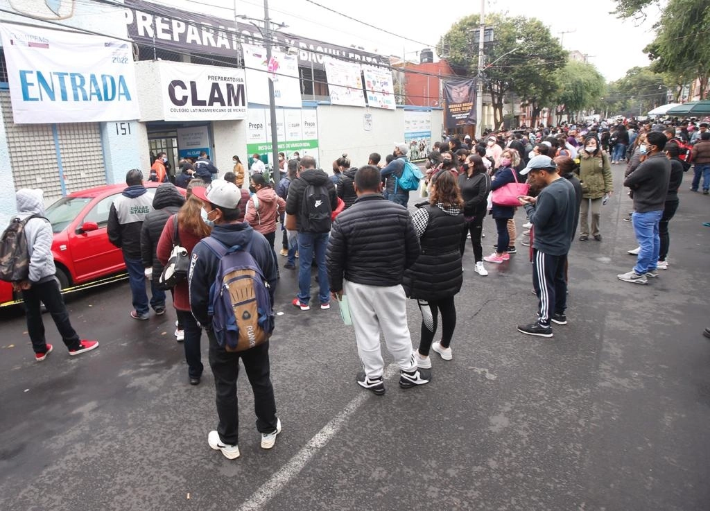 Acompañados de sus padres, miles de aspirantes a cursar su bachillerato acudieron al primer día de evaluación del concurso de asignación a la educación media superior. En la imagen, instalaciones del Colegio Latinoamericano de México, en la Ciudad de México, el 18 de junio de 2022. Foto Guillermo Sologuren