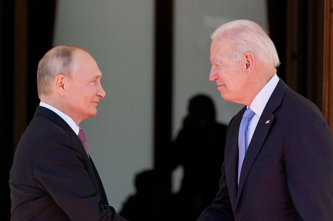 El presidente de Rusia, Vladimir Putin y su homólogo de EU, Joe Biden, durante su reunión en Ginebra, Suiza, el 16 de junio de 2021. Foto Ap