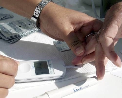 Toma de muestra de sangre para aplicar la prueba de diabetes. Foto Óscar Alvarado / archivo