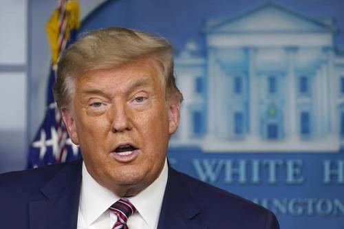 El presidente Donald Trump ayer en conferencia de prensa en la Casa Blanca. Foto Ap