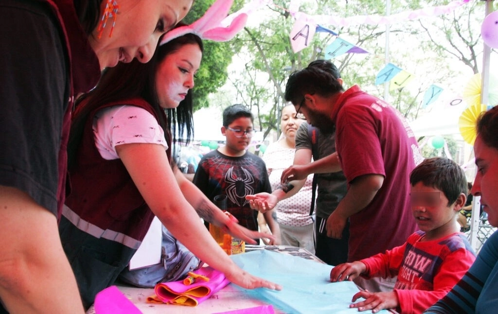 Menores disfrutan de algunos juegos colocados en el Centro Cultural Jose Martí previo al festejo por el Día del Niño. Foto  Roberto García Rivas