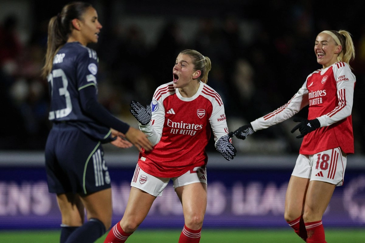  Un doblete de Alessia Russo (centro) permitió al Arsenal, defensor del título, remontar y ganar 2-1 en casa al Real Madrid, este miércoles en la cuarta jornada de la Liga de Campeones femenina de futbol. Foto