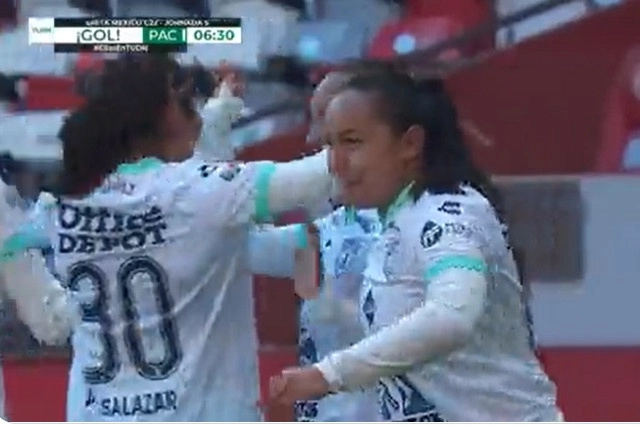 Con un doblete de Charlyn Corral, Pachuca consiguió su cuarta victoria consecutiva y tomó el liderato de manera momentánea al vencer 3-1 a Toluca. Foto tomada del Twitter @LigaBBVAFemenil
 
