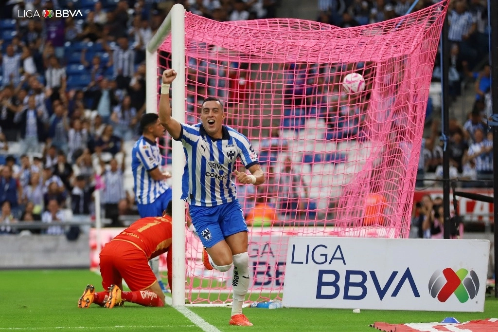 Rogelio Funes Mori contribuyó con dos tantos al triunfo del Monterrey sobre Bravos de Juárez por 3-1. Foto tomada de X @LigaBBVAMX.
