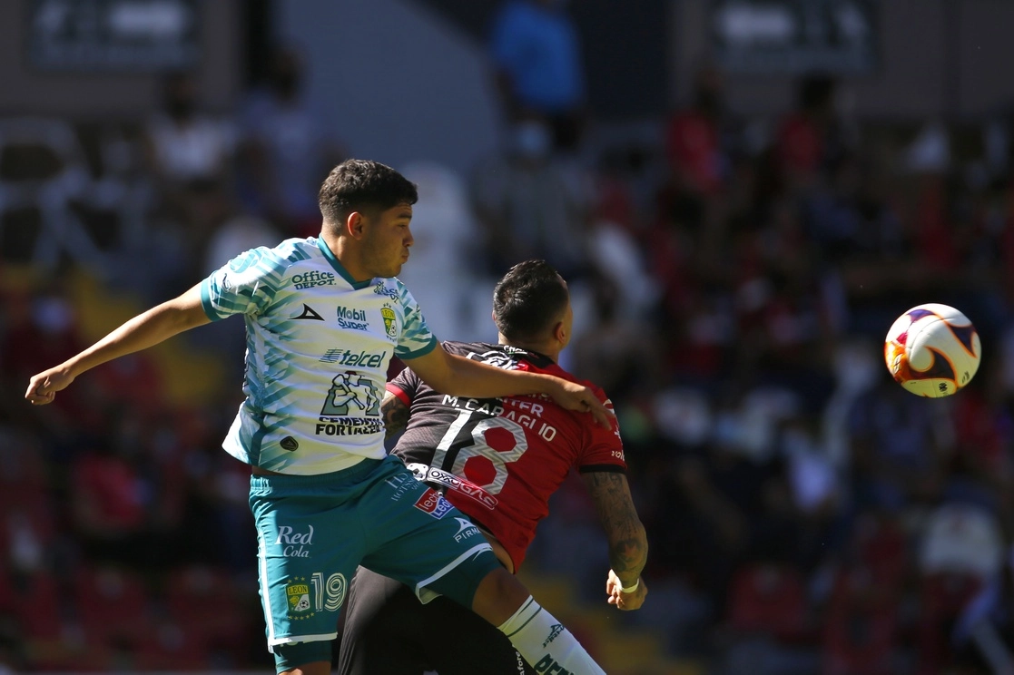 Una de las jugadas del encuentro. Foto Jam Media