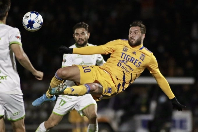 El delantero de Tigres, André-Pierre Gignac saca un tiro de tijera para su segunda anotación del encuentro. Foto Club Tigres 