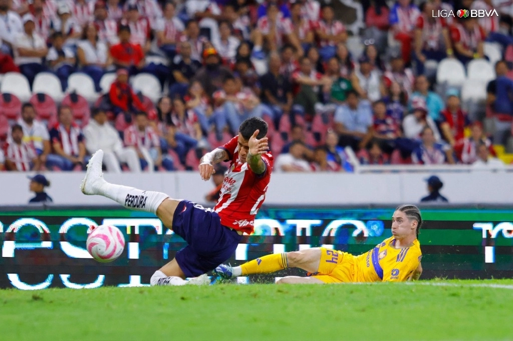 Marcelo Flores (der.) anotó su primer gol con la camiseta felina en el triunfo de su escuadra 4-0 sobre Chivas. Foto tomada de X @LigaBBVAMX.
