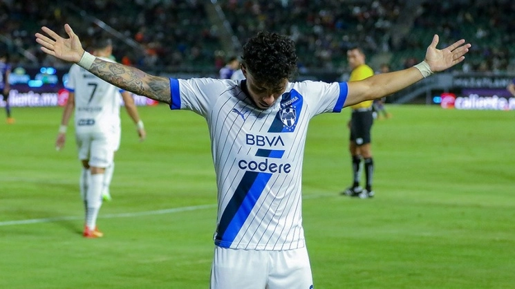 Joao Rojas celebra uno de los dos goles que marcó ante Mazatlán, en el inicio de la jornada 3 del torneo Apertura 2023 de la Liga MX. Foto tomada de Twitter @Rayados.