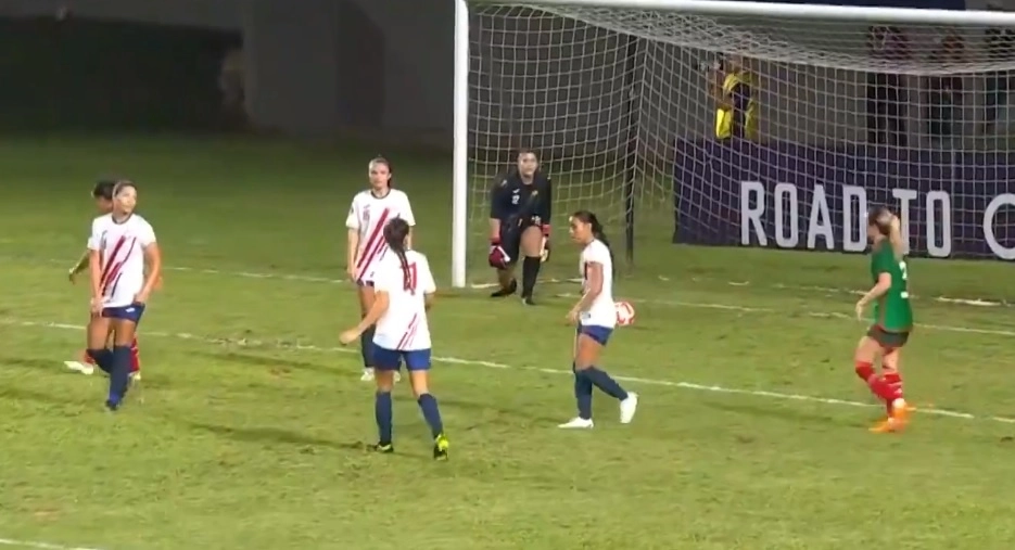 Las mexicanas ya tenían la ventaja, pero otro error les costó un tanto cuando Diana Ordoñez falló un penal. Foto @GoldCup