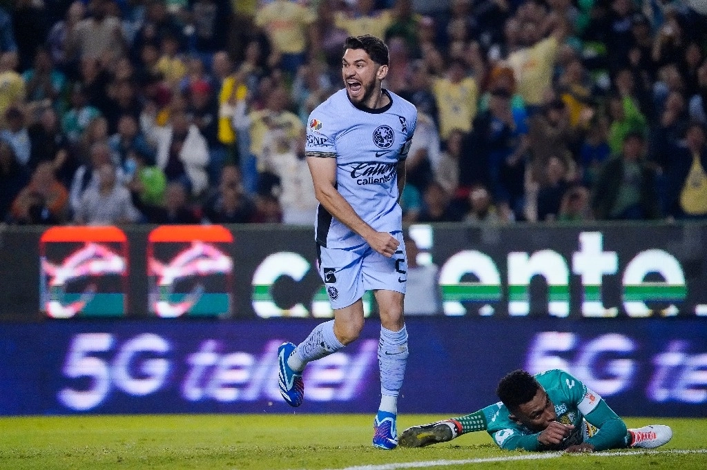 Martín, quien es seleccionado mexicano, marcó sus tantos a los seis y 47 minuto para las Águilas, que alargaron a 17 su racha de partidos sin derrotas. Foto tomada de X @LigaBBVAMX.