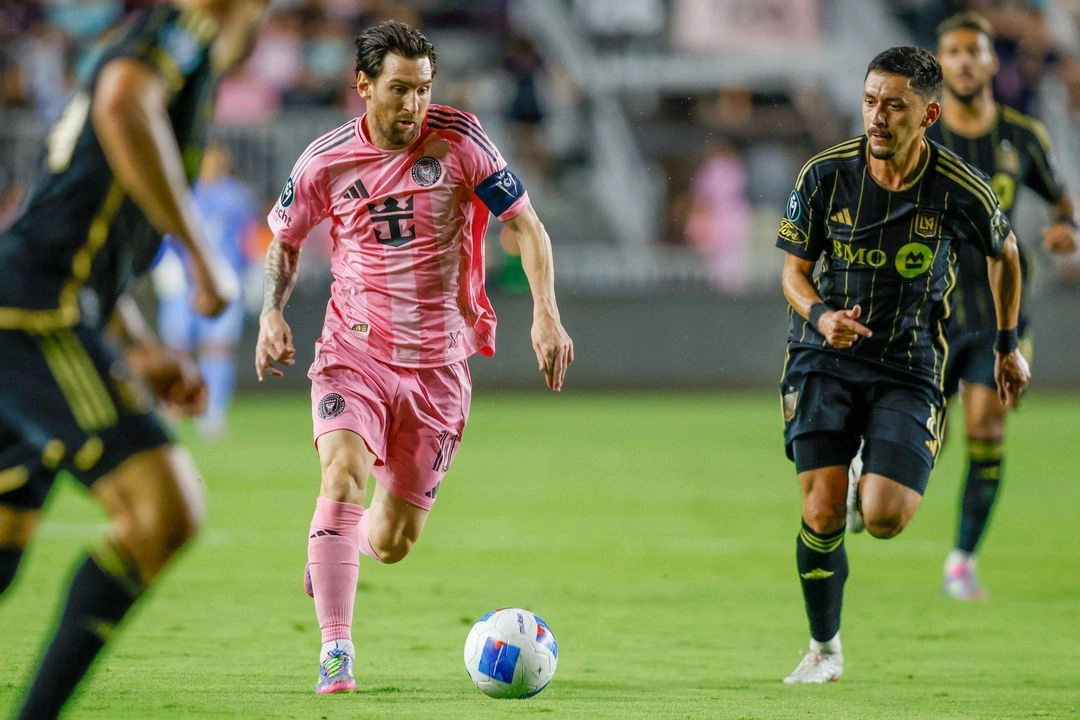 El delantero argentino #10 del Inter de Miami, Lionel Messi, controla el balón durante el partido de cuartos de final de la Copa de Campeones de la Concacaf entre el Inter de Miami y el LAFC en el Chase Stadium en Fort Lauderdale. Foto