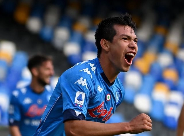 Hirving Lozano, del Nápoles, celebra uno de sus dos goles ante el Atalanta en la cuarta fecha de la Serie A. Foto Afp