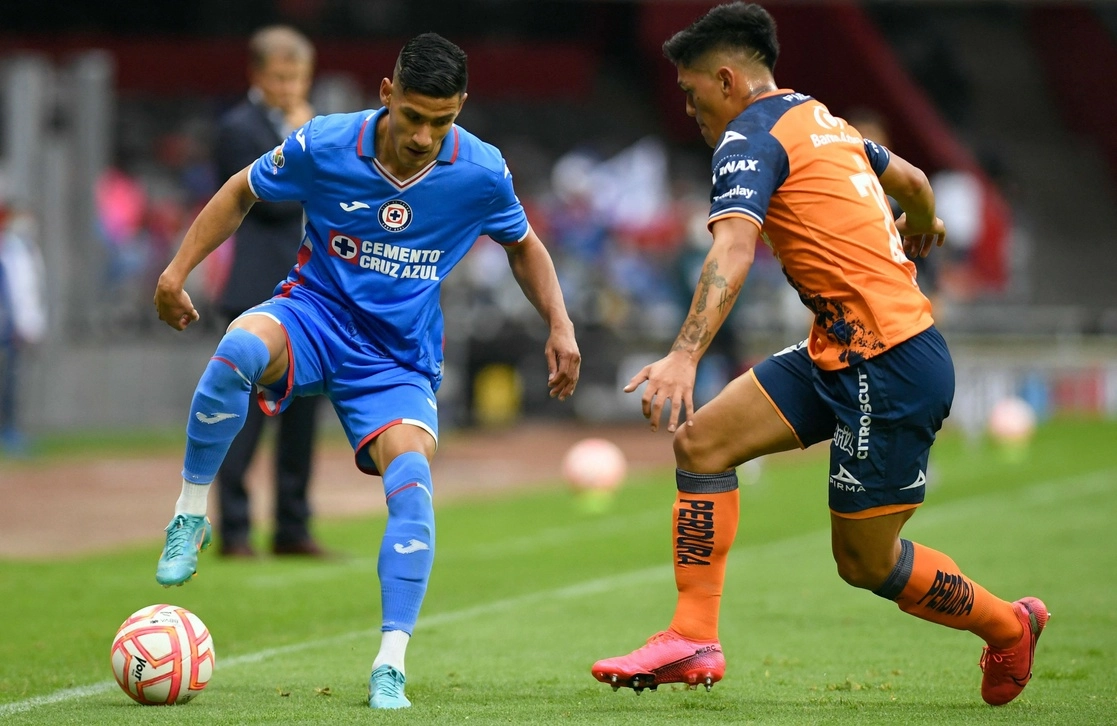 Uriel Antuna e Ivo Vázquez en una de las jugadas del encuentro. Foto Afp