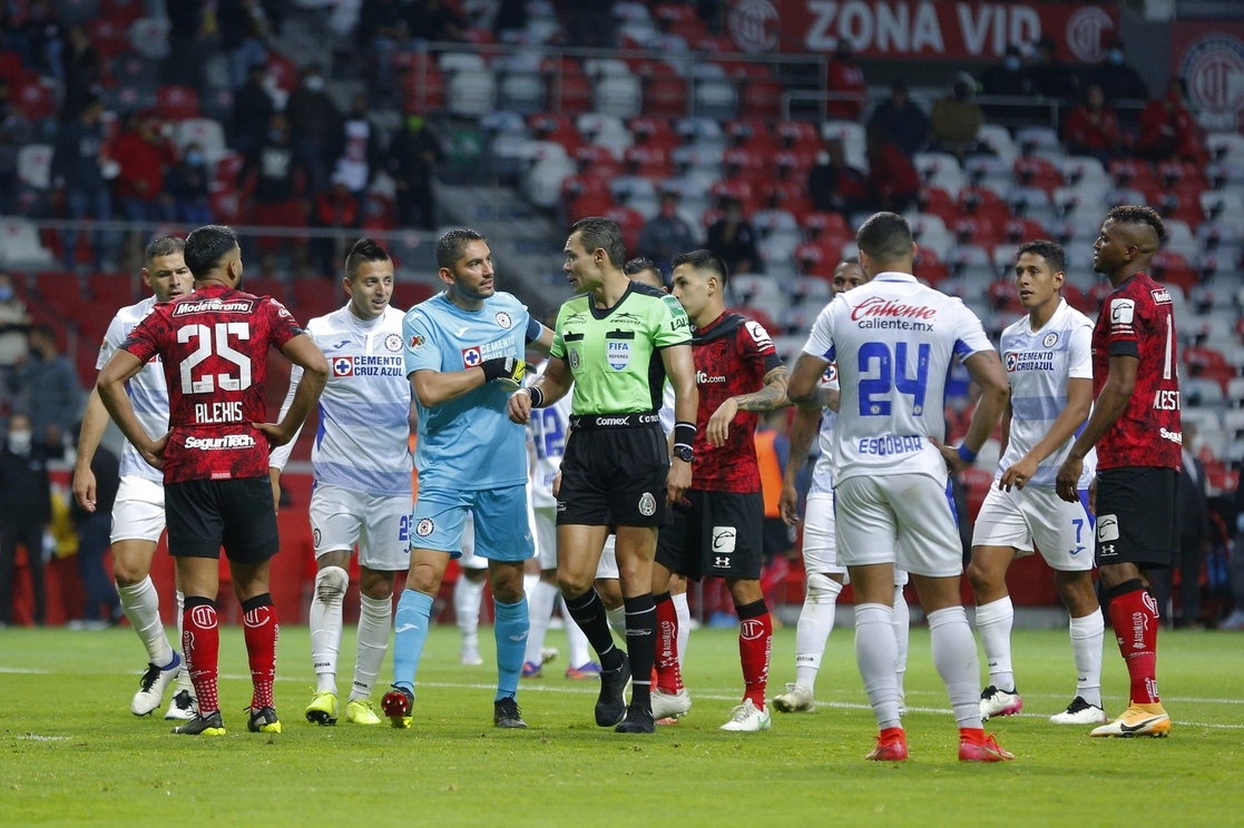 Jugadores del Cruz azul y Marco Antonio Ortiz, arbitro central durante el juego de Ida de los cuartos de final del Torneo Guard1anes Clausura 2021. Foto Jam Media